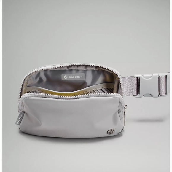 Lululemon Everywhere Belt Bag in Silver Drop colour 🐚 - Picture 2 of 3
